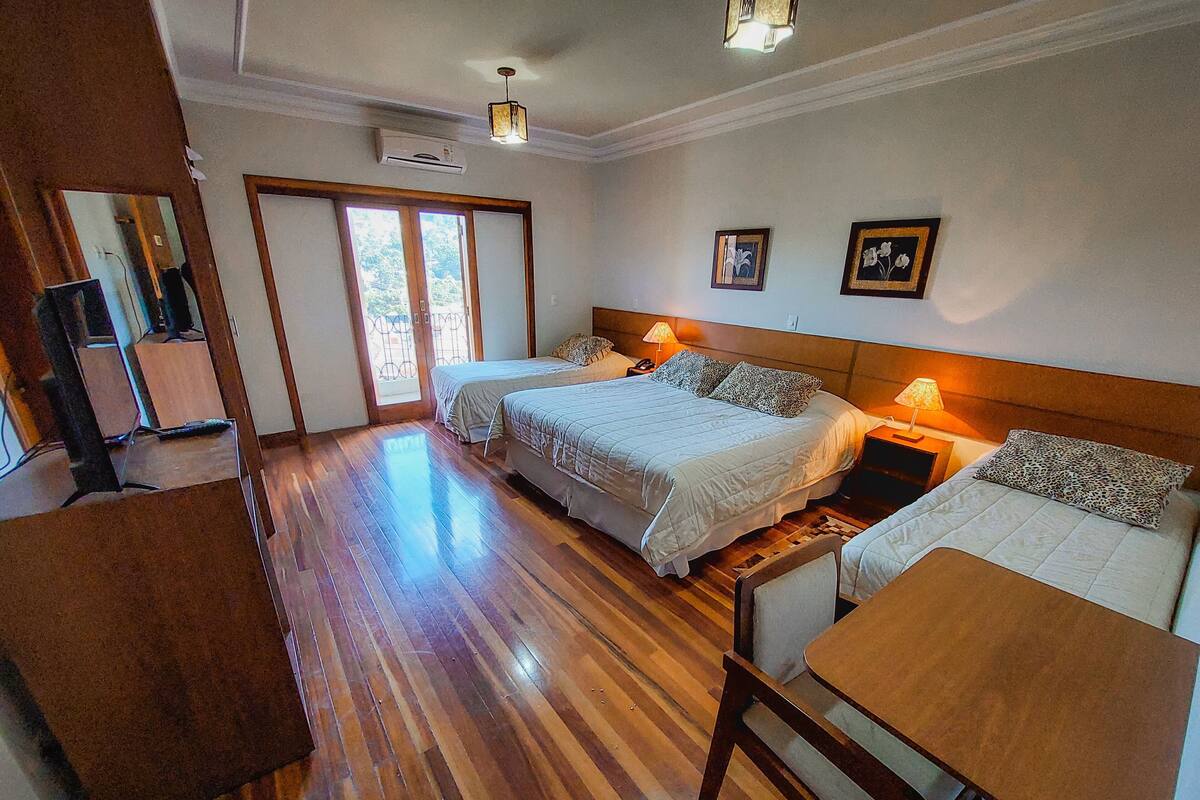 Minibar, free WiFi, bed sheets