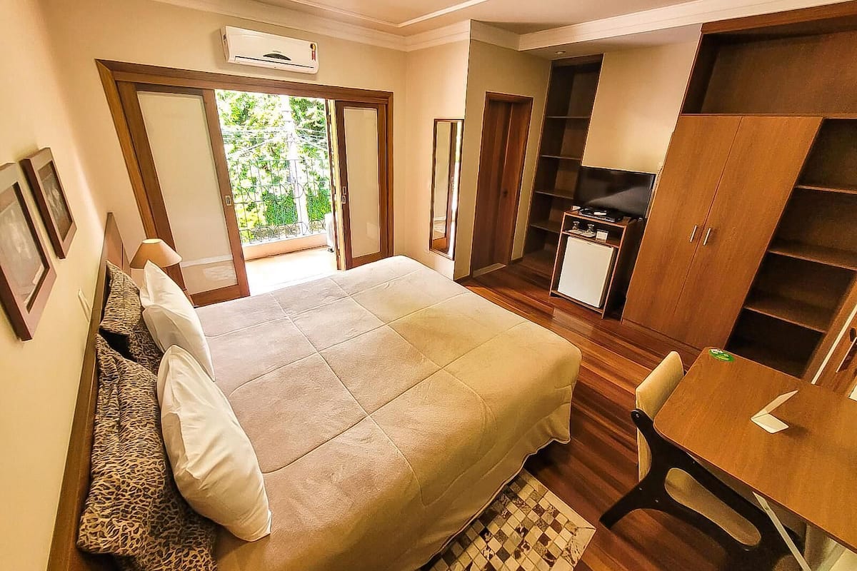 Minibar, wifi gratis y ropa de cama