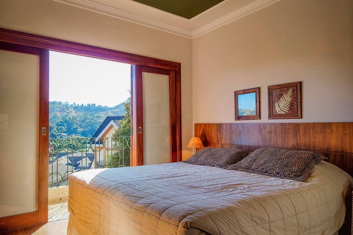 Minibar, free WiFi, bed sheets