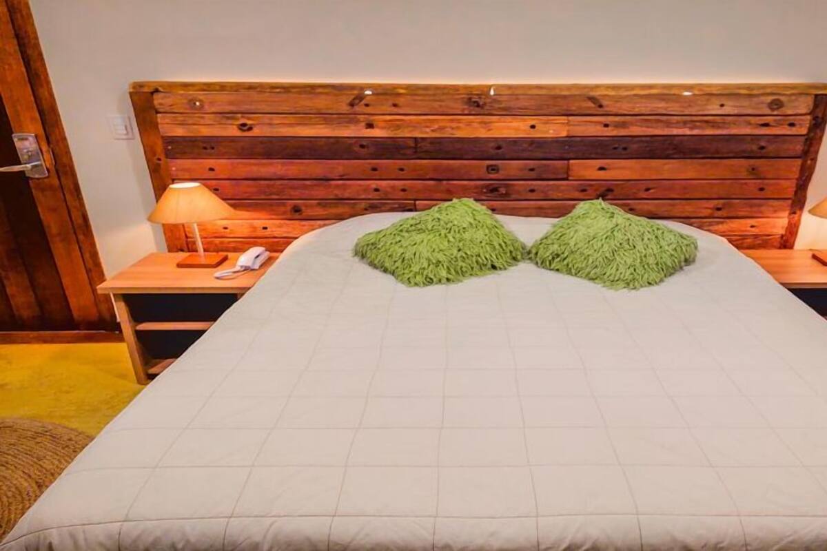 Minibar, free WiFi, bed sheets
