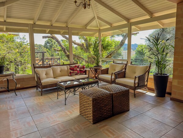 TV connectée de 32 pouces avec chaînes par câble