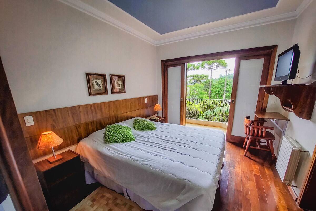 Minibar, wifi gratis y ropa de cama