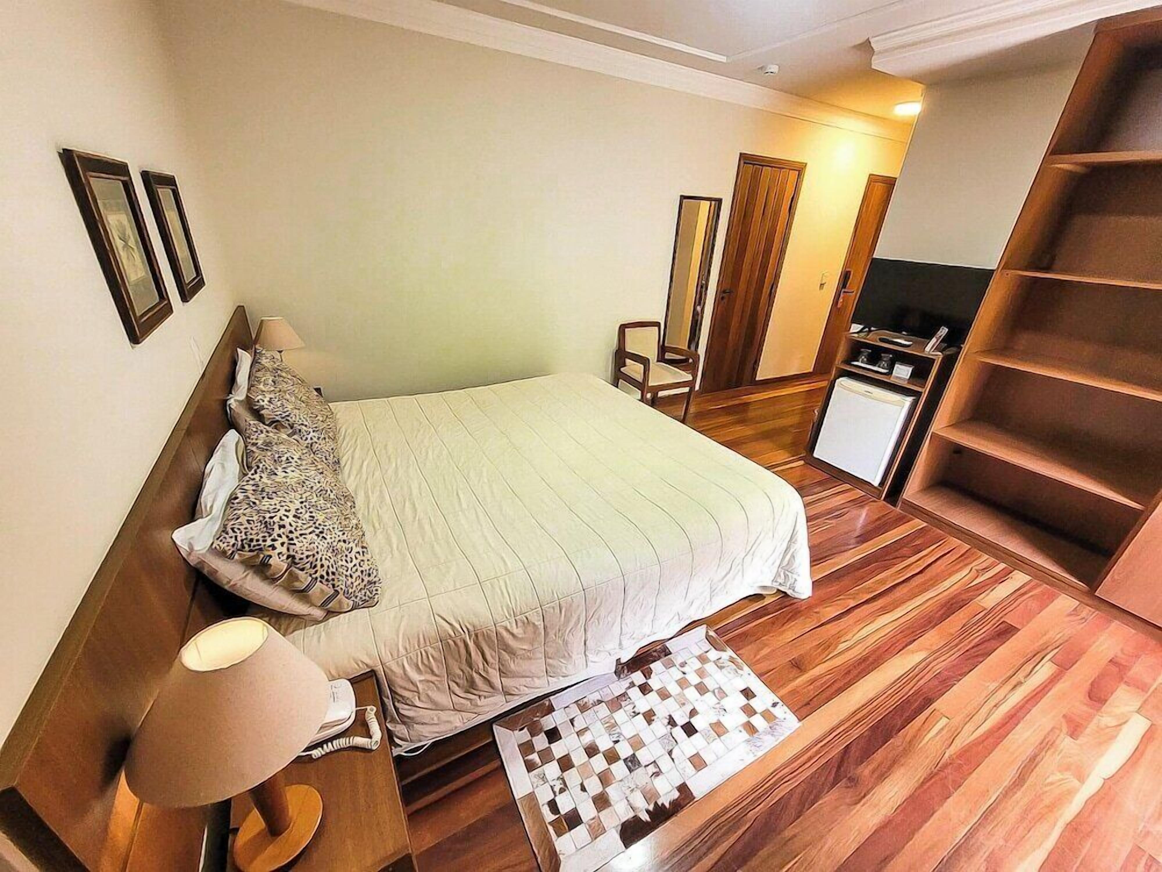 Minibar, free WiFi, bed sheets