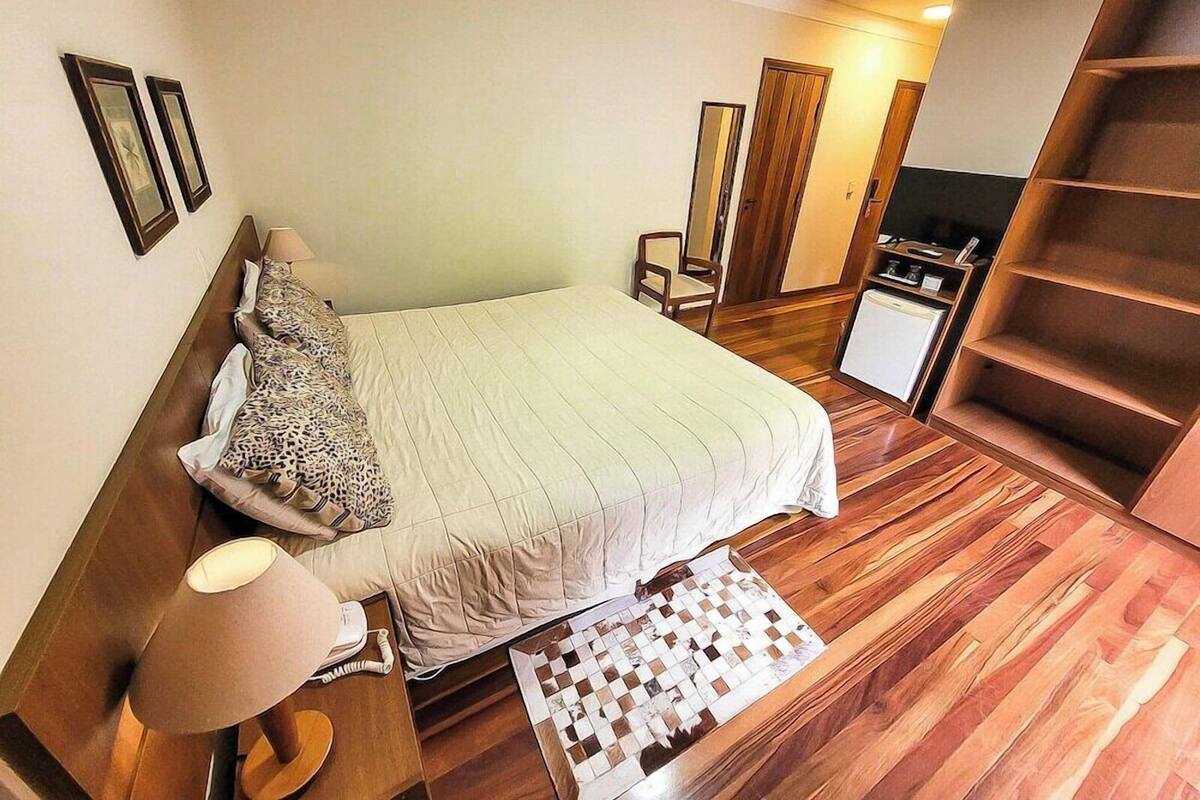 Minibar, free WiFi, bed sheets