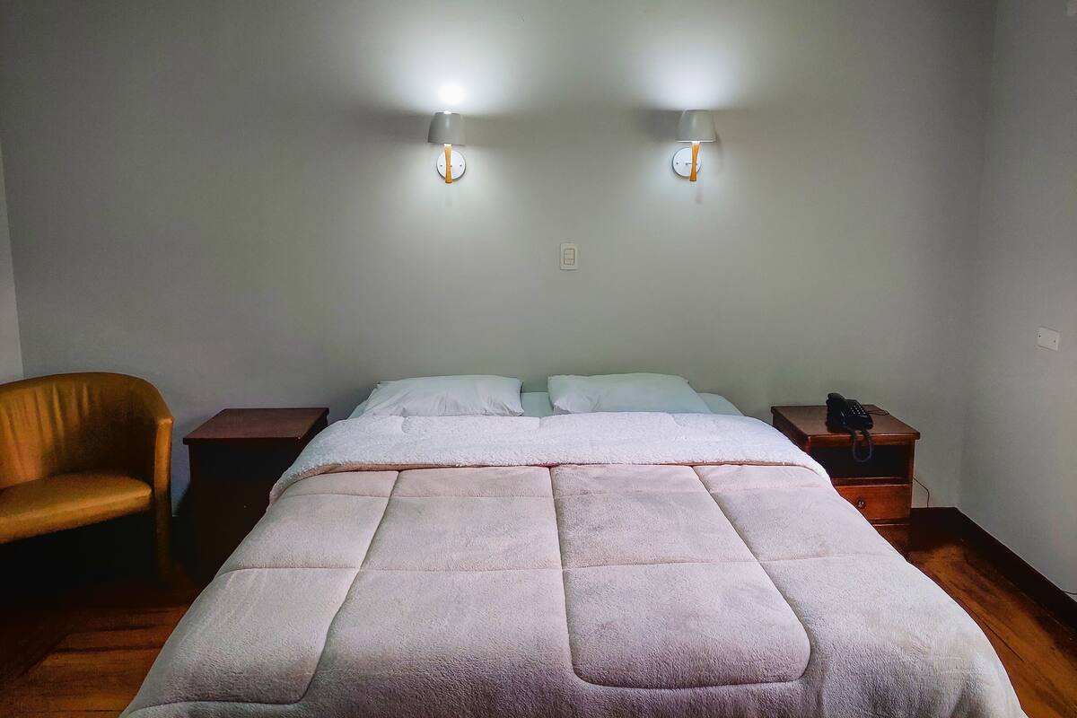 Minibar, free WiFi, bed sheets