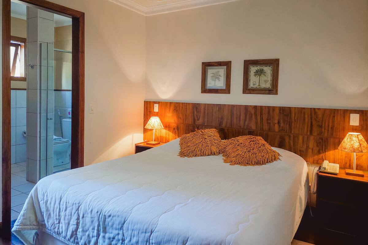 Minibar, free WiFi, bed sheets