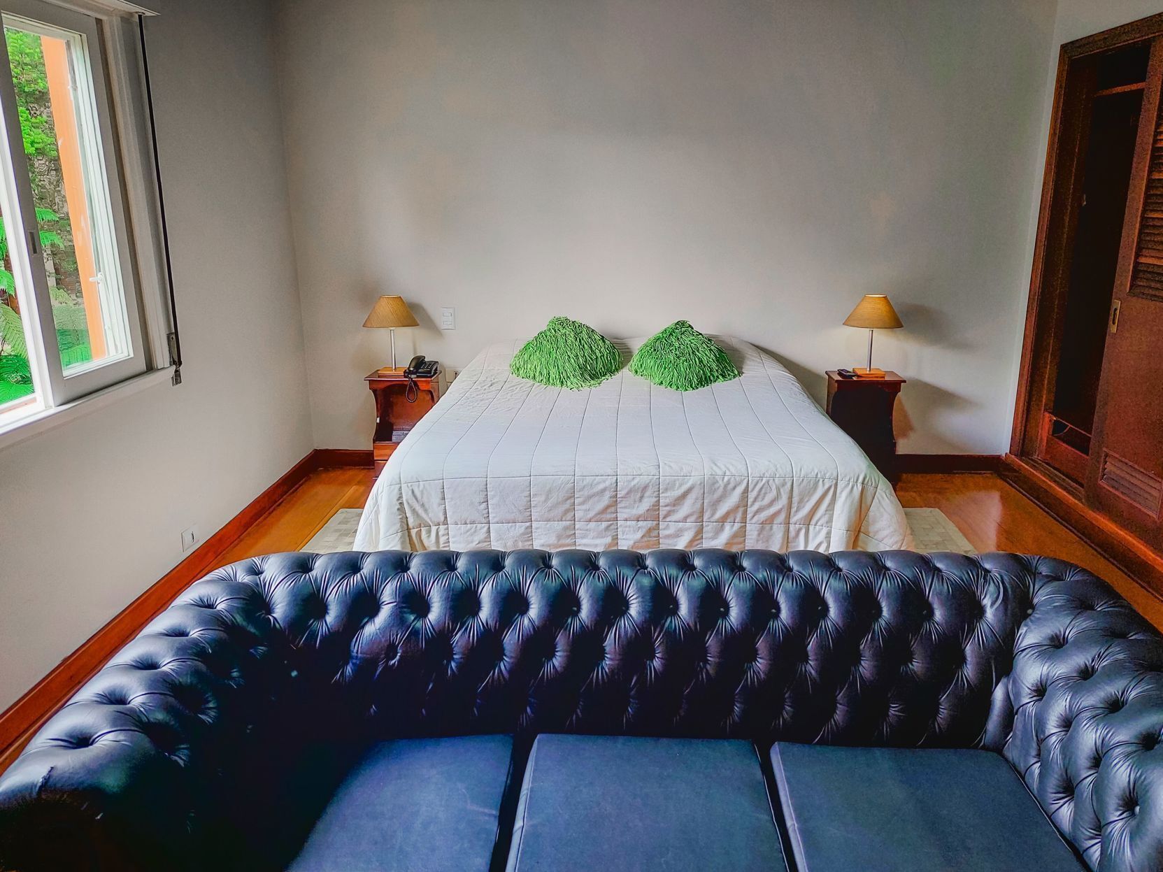 Minibar, free WiFi, bed sheets
