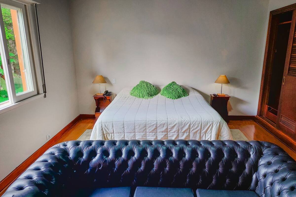Minibar, free WiFi, bed sheets
