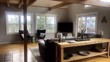 TV connectée, cheminée, baby-foot, livres