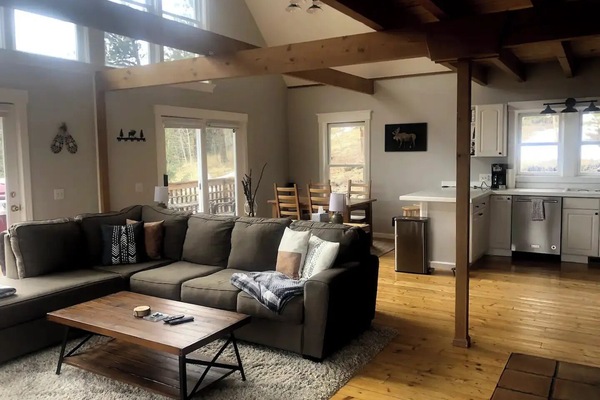 TV connectée, cheminée, baby-foot, livres