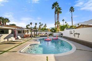 A heated pool - The Pink+Palm Poolside Retreat w/Amazing Mountain Views! (Palm Springs)