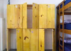 Dormitorio condiviso, per soli uomini | Tende oscuranti, Wi-Fi gratuito, con stile personalizzato, lenzuola