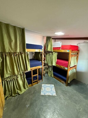 Dormitorio condiviso, per soli uomini | Tende oscuranti, Wi-Fi gratuito, con stile personalizzato, lenzuola