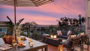 A rooftop patio with outdoor furniture, a fire feature, and a view of the cityscape. - Avalon III by Avantstay Mins to Gaslamp, Zoo & Airport Beautiful Deck w/ BBQ (San Diego)
