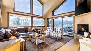 55-inch TV with digital channels, fireplace, streaming services - Frontier by Avantstay Incredible Mtn Views & Hot Tub Gorgeous Breckenridge Home Close to Slopes (Breckenridge)