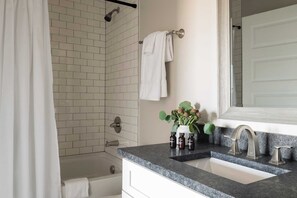 House (6 Bedrooms) | Interior - Chesney & Rhett by Avantstay Sleeps 20! Spacious Home w/ Southern Flare (Nashville)