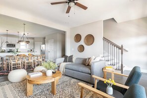 Interior - Chesney & Rhett by Avantstay Sleeps 20! Spacious Home w/ Southern Flare (Nashville)