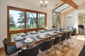 Dining - Santo Cristo by Avantstay Private Paradise w/ Ocean Views (Arch Cape)