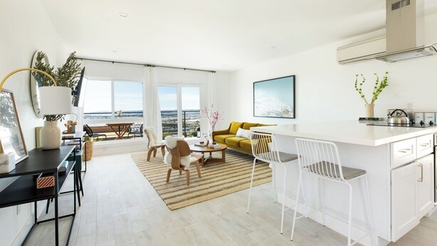 A modern apartment with a kitchen, dining area, and living room, featuring large windows and a city view. - Avalon I by AvantStay Contemporary San Diego Condo w Large Balcony (San Diego)