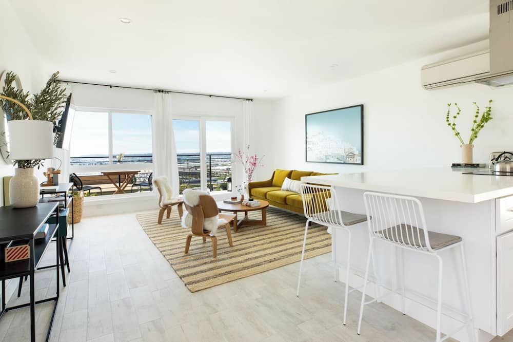 Avalon I by Avantstay Contemporary San Diego Condo w/ Large Patio - Old Town, CA