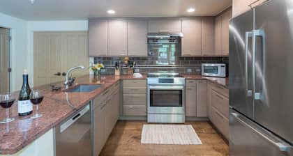 River Edge A by Avantstay Three BR Condo In Historic Depot District