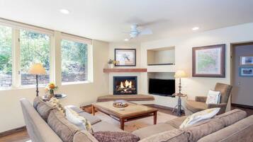 Rumah (3 Bedrooms) | Bagian depan properti