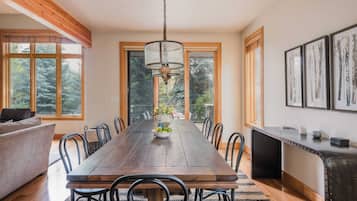 House (5 Bedrooms) | Interior