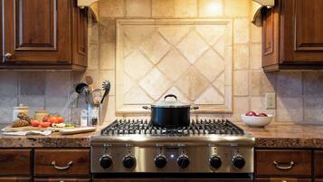 House (6 Bedrooms) | Interior