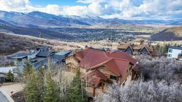 House (6 Bedrooms) | Interior