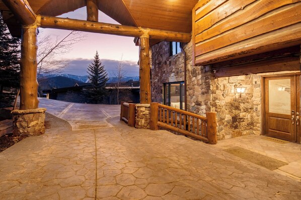 House (6 Bedrooms) | Interior