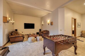 House (6 Bedrooms) | Interior