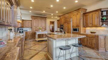 House (6 Bedrooms) | Interior