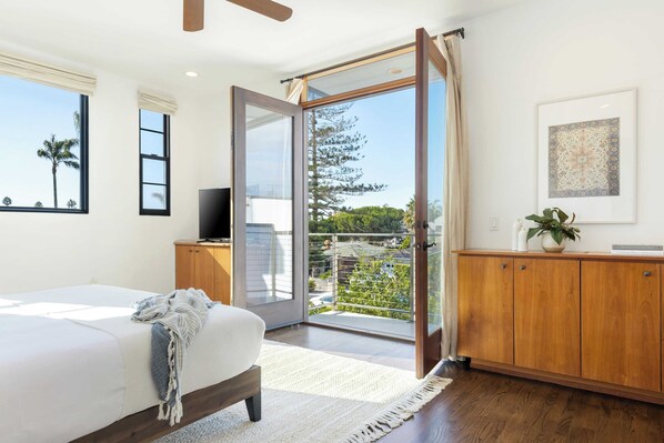 House (5 Bedrooms) | Interior - Vista Del Mar by Avantstay Stunning Spanish Inspired Home w/ Pool, Hot Tub & Rooftop Patio (La Jolla)