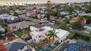 Un quartiere residenziale con case, una strada e una piscina.