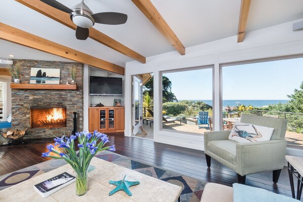 55-inch TV with digital channels, fireplace, streaming services - Rancho del Mar by Avantstay One Block From Beach (Arch Cape)