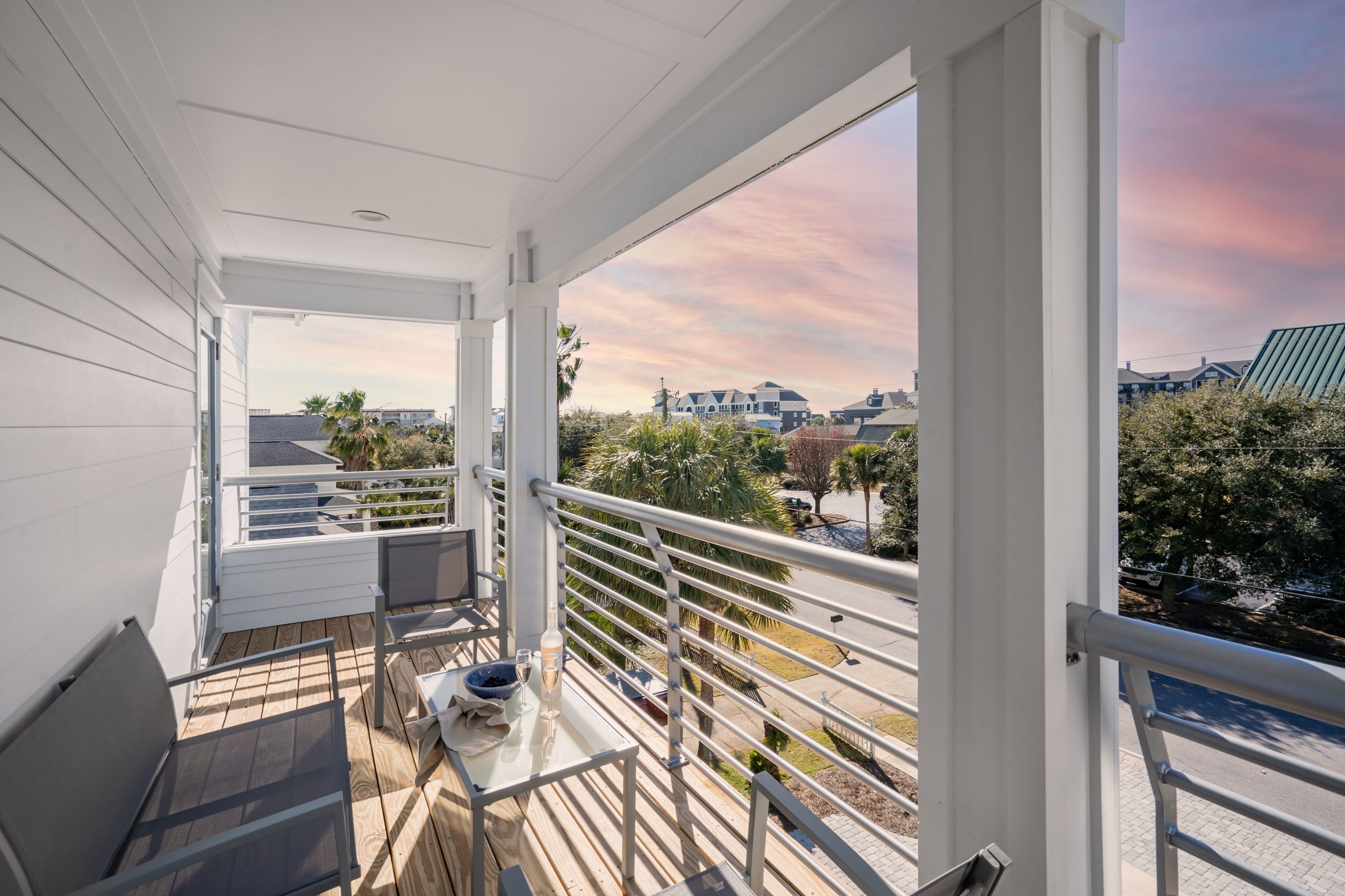 Lyle by Avantstay Chic Beach House w/ Pool & Hot Tub Walking Distance to Ocean