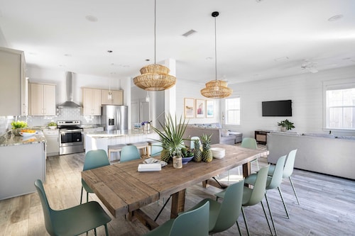 Lyle by Avantstay Chic Beach House w/ Pool & Hot Tub Walking Distance to Ocean