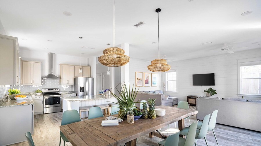 Lyle by Avantstay Chic Beach House w/ Pool & Hot Tub Walking Distance to Ocean
