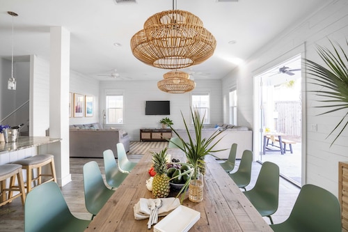 Lyle by Avantstay Chic Beach House w/ Pool & Hot Tub Walking Distance to Ocean