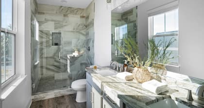 Lyle by Avantstay Chic Beach House w/ Pool & Hot Tub Walking Distance to Ocean