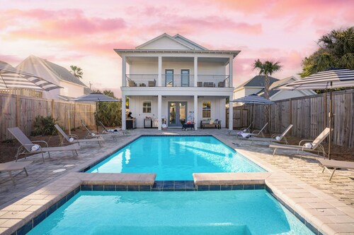 Lyle by Avantstay Chic Beach House w/ Pool & Hot Tub Walking Distance to Ocean