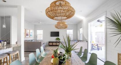 Lyle by Avantstay Chic Beach House w/ Pool & Hot Tub Walking Distance to Ocean