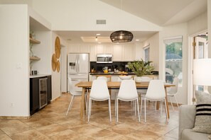 独立别墅 (4 Bedrooms) | 私人厨房 | 冰箱、微波炉、烤箱、炉灶