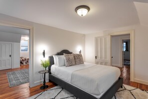 Nhà (6 Bedrooms) | 6 phòng ngủ, bàn, bàn ủi/dụng cụ ủi quần áo 