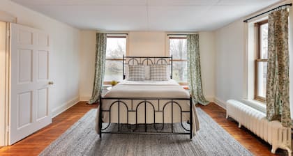 Elliot by Avantstay Historic Character Home in Great Location!