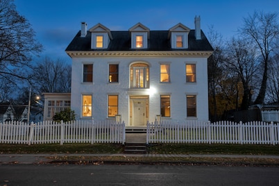 Elliot by Avantstay Historic Character Home in Great Location!