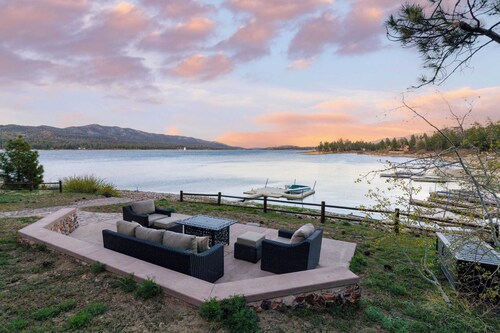 Shoreline Lakehouse by Avantstay Majestic Lakefront Cabin w/ Hot Tub & Fire Pit!