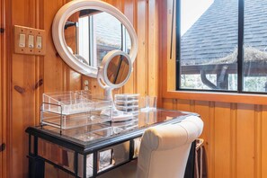 Interior - Shoreline Lakehouse by Avantstay Majestic Lakefront Cabin w/ Hot Tub & Fire Pit! (Big Bear Lake)