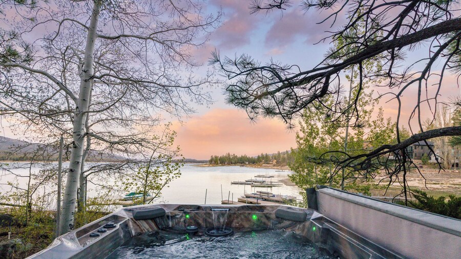 Shoreline Lakehouse by Avantstay Majestic Lakefront Cabin w/ Hot Tub & Fire Pit!