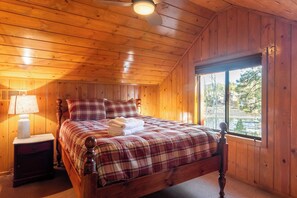 Interior - Shoreline Lakehouse by Avantstay Majestic Lakefront Cabin w/ Hot Tub & Fire Pit! (Big Bear Lake)